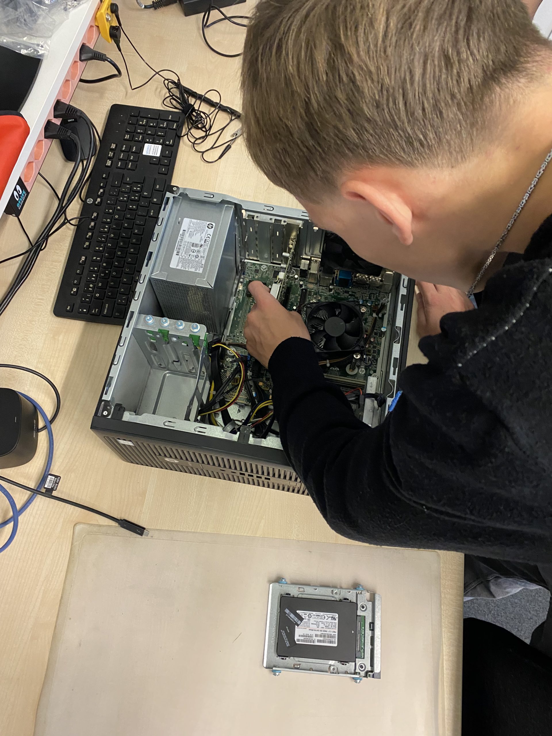 Jugendlicher am PC zusammenbauen
